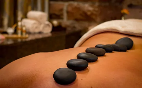 Hot Stone Massage in entspannter Umgebung