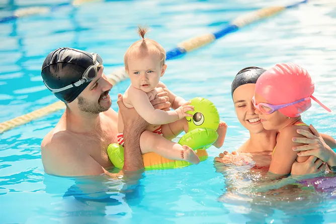Glückliche Familie beim Spaß am Swimmingpool. Pool, Freizeit, Schwimmen, Sommer, Erholung, Konzept für einen gesunden Lebensstil