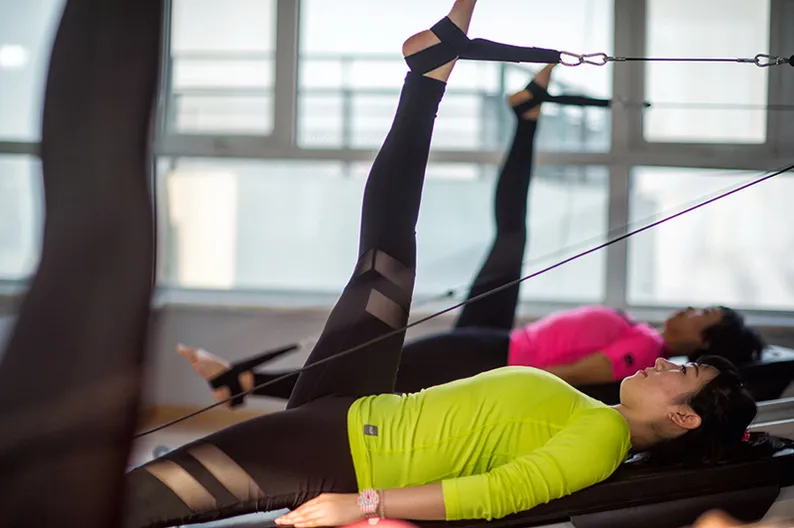 Pilates Workout an der Zugmaschine